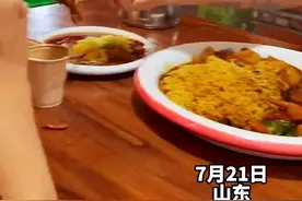 男子跟女友聚餐，女友闺蜜主动给他夹菜，男子反应亮了图片