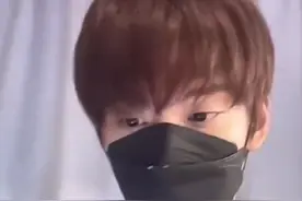 被网友晒上课照是洗白，发动态又被自媒体喷，余景天到底冤不冤图片