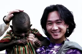 超越肤色界限：百年不出陈百强，千年难遇张国荣，世间再无黄家驹图片