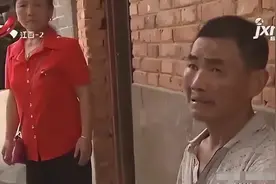上门女婿辛苦养家，中风后竟惨遭抛弃，妻子：我家不养闲人图片