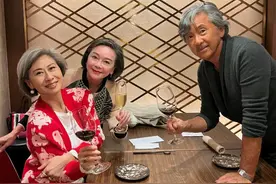 61岁叶倩文真洋气，穿大红色开衫精神十足，衬得林子祥更显老了图片