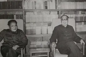 56年邓小平看望聂荣臻，见面后：毛主席对你的工作安排有三个方案图片