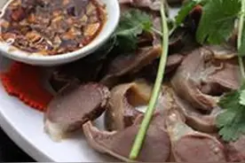 清洗鹅头时，一定要把喉管洗净。乡村风味图片