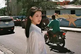 李嫣17岁生日近照曝光，穿白衬衣气场强大，一双眼睛完美遗传王菲图片