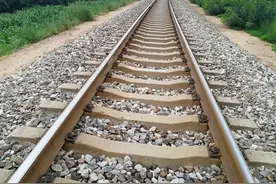 同样是铁轨，为何普通火车轨道下面铺满碎石，而高铁轨道却没有？图片
