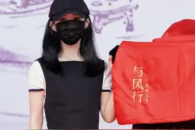 赵丽颖身穿露脐装出席活动，妥妥的小腰精，这小花花有点碍事图片