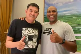 巩晓彬宴请山东功勋外援图科，二儿子巩俊彤一同出席，身高超父亲图片