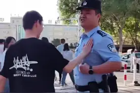 高考首日，新疆民警考场外花式送祝福图片