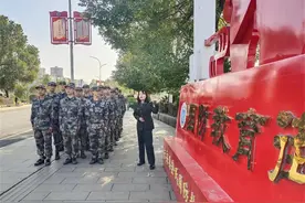 国防教育 为预定新兵穿上“思想军装”——湖南省东安县人武部组织预定新兵前往国防教育街参观见学图片