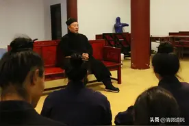 武当武术非遗传人钟云龙道长展示其非凡平衡能力，你们学会了吗？图片