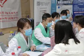 @新疆年轻人 在家刷酸对付痘痘，很容易变成敏感肌图片