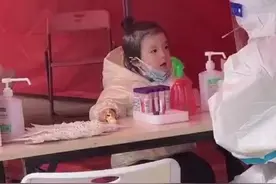 （视频）@太原人，超甜！萌娃做核酸后送医护棒棒糖图片