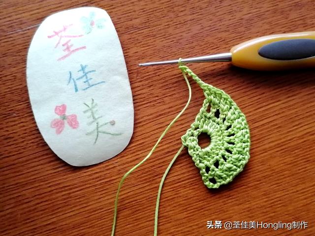 远方喜欢在银杏树下漫步的人,为你钩织了两片银杏叶哟