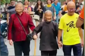 88岁儿子陪110岁母亲逛街 网友：好福气！让人羡慕图片