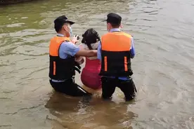 【一线警察】广西梧州：成功救援轻生女子，女警将她紧紧抱着图片