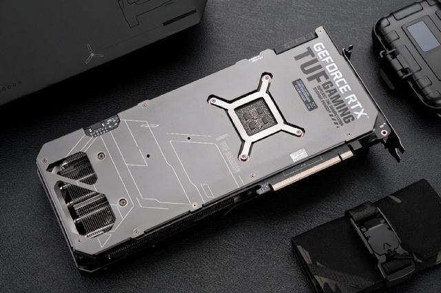 而且显卡灯效还能与其他支持aura sync的设备进行联动,让光污染主机的