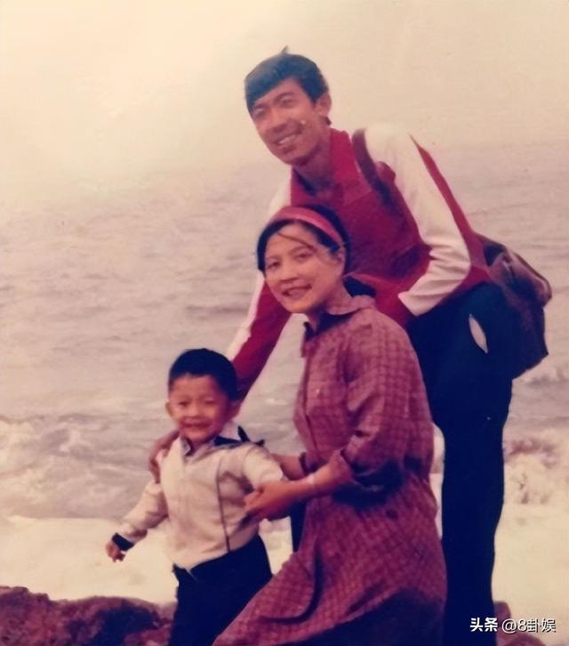 边侧：央视最帅主持，与母亲通话后却从8楼一跃而下，年仅32岁！