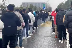 工价“大跳水”，工厂门口排成队，务工人员何去何从：回家助农图片