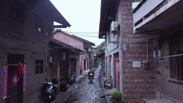 重庆长江边上的一条古朴老街，曾经名流如云，如今已被世人遗忘