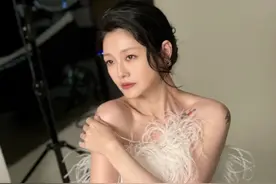 大S穿抹胸裙大秀火辣身材！白嫩香肩迷人吸睛，纹身锁骨太抢镜图片