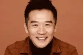 演员黄志忠:离婚那天忍不住痛哭，儿子一句话刺痛他的内心！图片