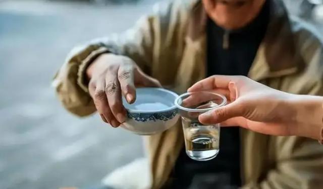 吃午餐,必需要喝"2二白酒"的人,最后身材都怎么样了吧?倡议搞懂