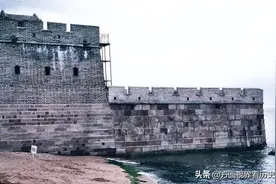 老照片，90年代的山海关，热闹的古城，古老而雄伟的关隘图片