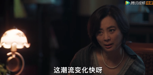 “玉兔精”演大妈，跟年轻小伙抢篮球场，广场舞比赛穿奥特曼战服