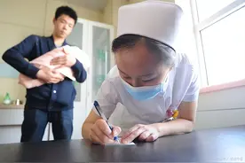 经常溢奶？多出来的母乳该怎么办？老公能喝吗？图片