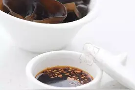 3分钟快速泡发木耳，学会这个小窍门，炒菜再也不用等！图片
