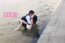 你还敢喝醉吗？女子喝醉后走进河里浑然不知，小伙子救人累到虚脱图片