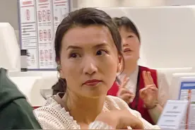 45岁陈好现身北京机场，穿白色上衣加牛仔裤，和宋茜交谈愉快图片