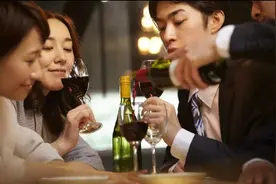 大学同学的满月宴上，我随了1000元人情，被退回了800元图片