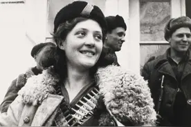 苏联卫国战争期间，女性大量参军，为何她们的地位提升却很有限？图片