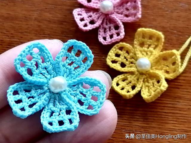 钩织了好几朵高颜值糖果色的可爱立体镂空花花,这是图文教程哦