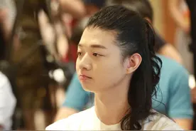 从“红极一时”到“前途尽毁”，霍尊走到今天这地步到底该怪谁图片