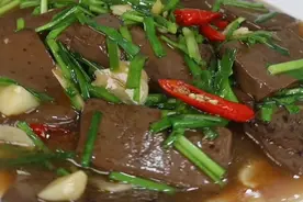 秋天，大鱼大肉靠边站多吃猪血，比猪肉便宜，鲜香滑嫩无腥味图片