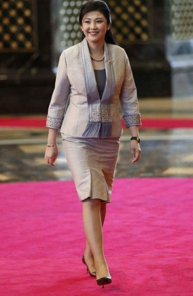 55岁英拉才是真名媛:裙不过膝,衣穿成套,身材发福气质也高级