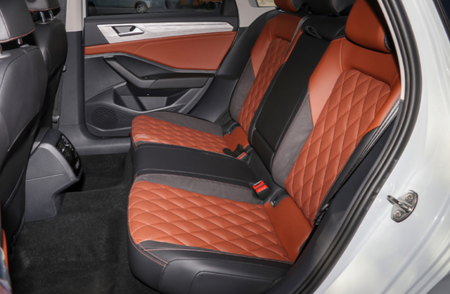 中庸依旧是亮点，新款速腾探店，5个优点3个缺点，花15万你买它？