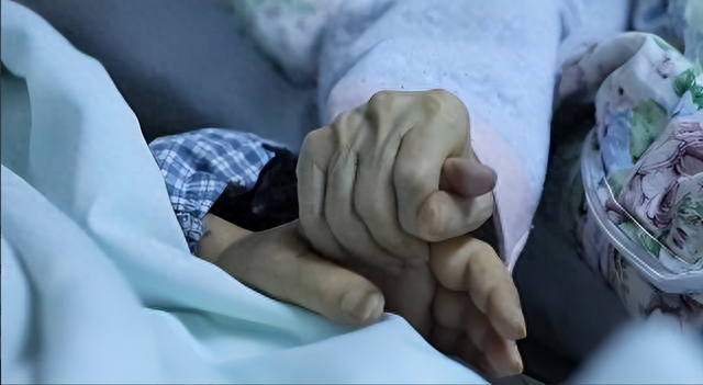 75岁男主人瘫痪卧床，被31岁女保姆数次性侵，事后还被要求分家产