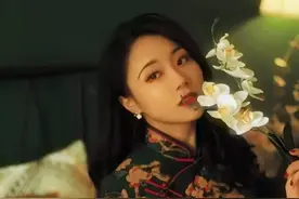 我今年25岁，却爱上了隔壁30岁的温柔姐姐，我该怎么办图片