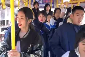 追逐梦中的向往 内蒙古一高中合唱团公交车上唱《同桌的你》，引大量网友关注图片