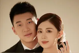 雷蒙新婚！妻子高颜值很般配，八一男篮再聚首，王治郅现场送祝福图片