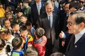 台媒注意到：他们高喊“两岸一家亲！”图片