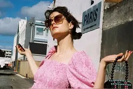 “法式小衫”搭配“牛仔裤”，轻松浪漫美出新高度图片