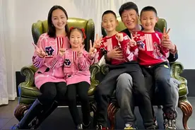 47岁于震庆结婚10周年！与小13岁娇妻好甜蜜，三娃长相似复制粘贴图片