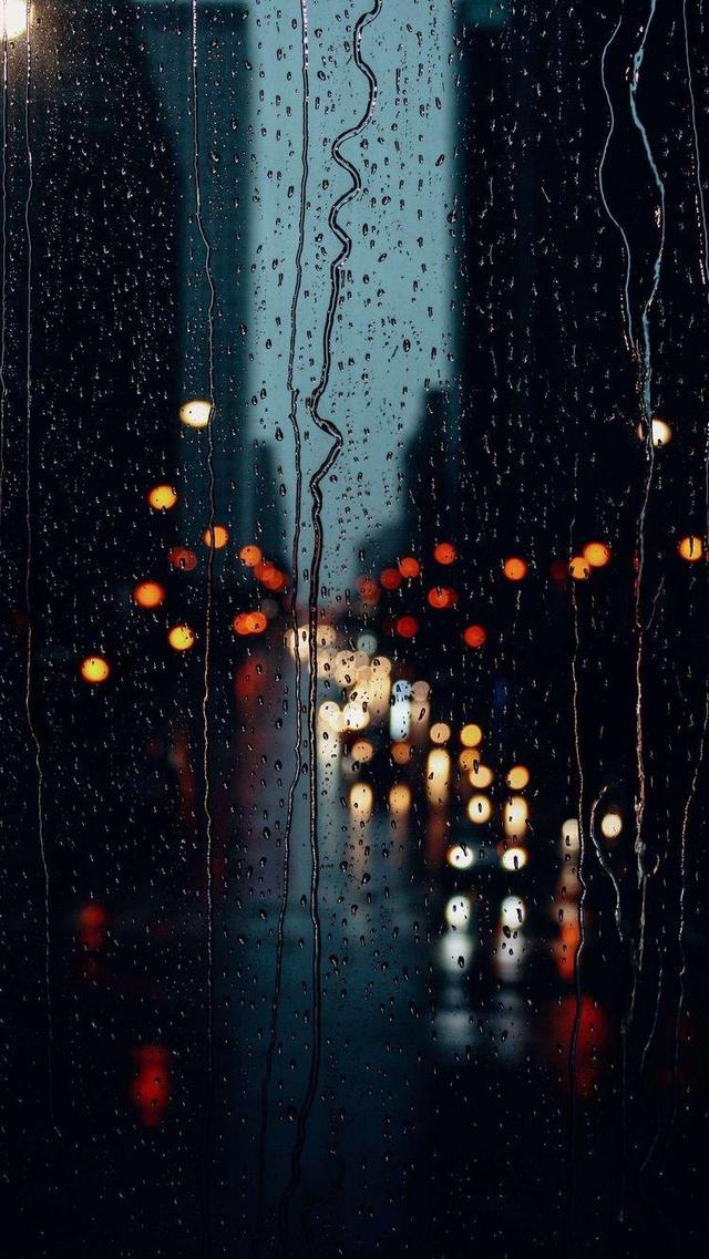 雨夜，那些散落在霓虹里的句子
