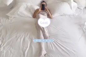 比安卡床上自拍照，这上床都不脱鞋吗？随后侃爷又单独见前妻？图片