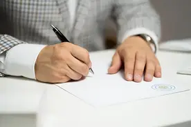 公司依据员工手册规定解除劳动合同是否合法？图片