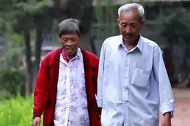 养父去世，女子在血书中发现自己身世之谜，4年后找到正师级父亲图片